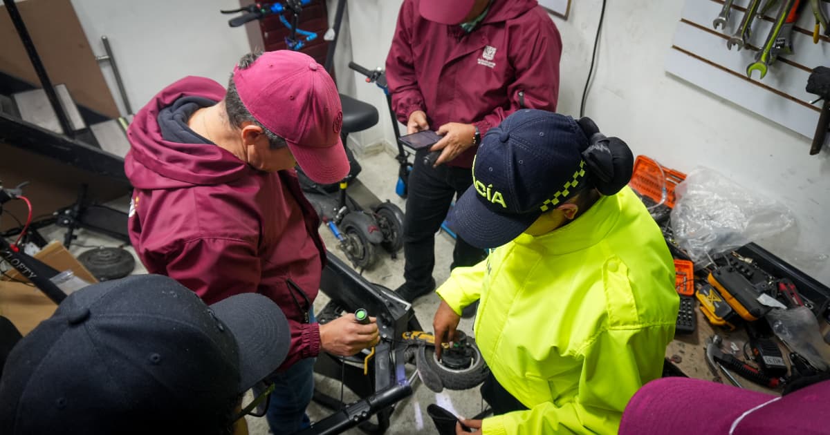 Autoridades durante operativo contra red ilegal de patinetas eléctricas en Los Mártires.