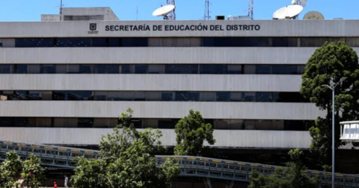 Foto de la fachada de la Secretaría de Educación 