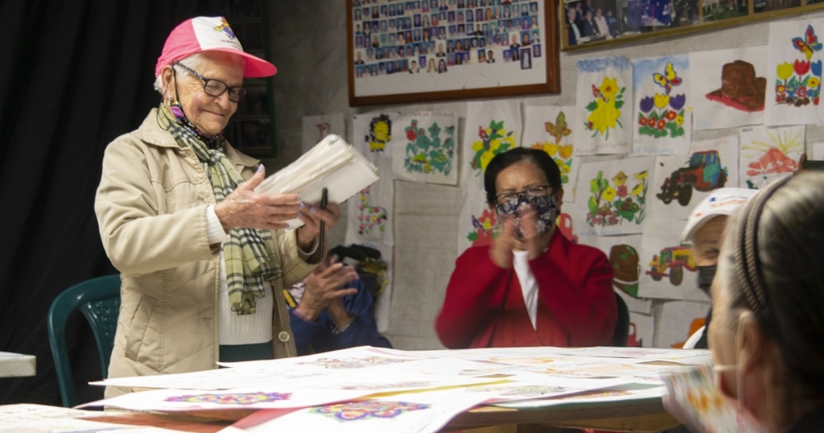 Imagen de varios adultos mayores en un taller de escritura