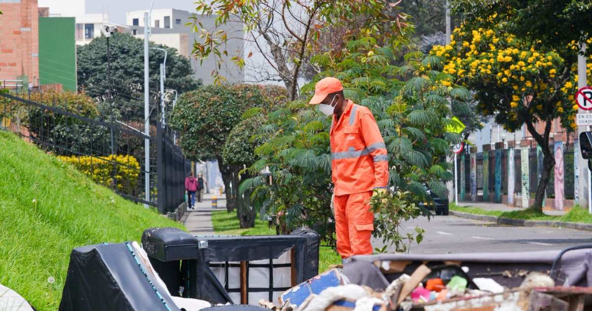 Foto que muestra un trabajador de Aguas de Bogotá limpiando las calles