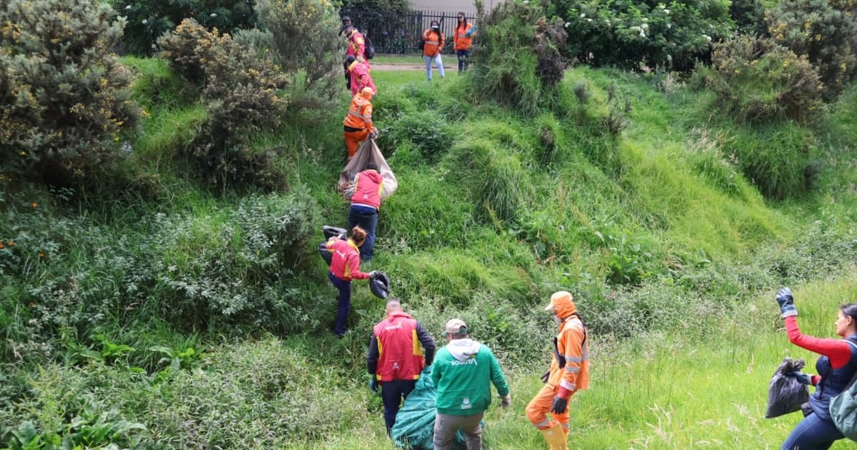 Foto de la jornada de limpieza en el canal Brazo Salitre en Bogotá.