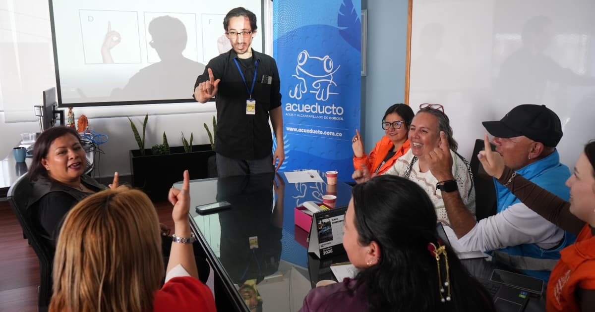 Foto de un espacio de capacitación con lenguaje de señas colombianas en el Acueducto de Bogotá.