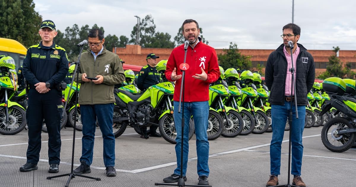 Foto de la entrega de 225 nuevas motos a la Policía para reforzar seguridad en TransMilenio.
