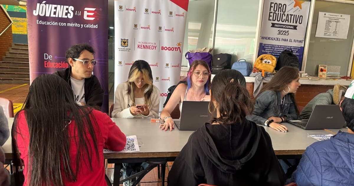 Foto de una jornada de becas de educación en Bogotá.