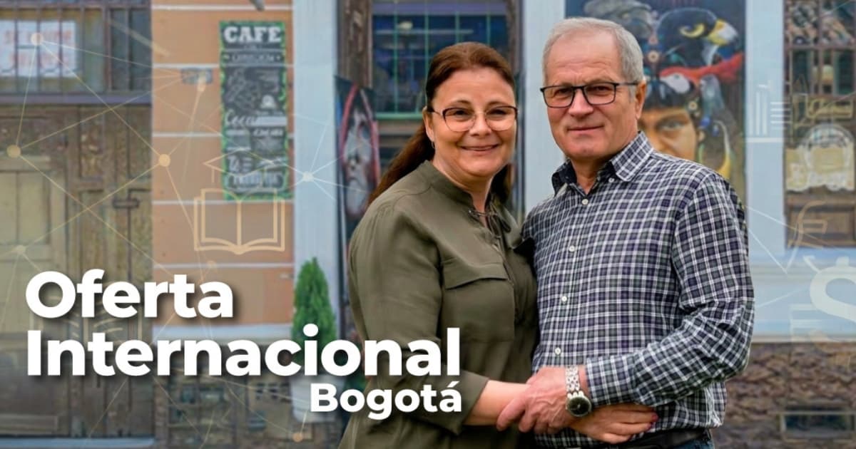 Foto de dos bogotanos frente a una vivienda.