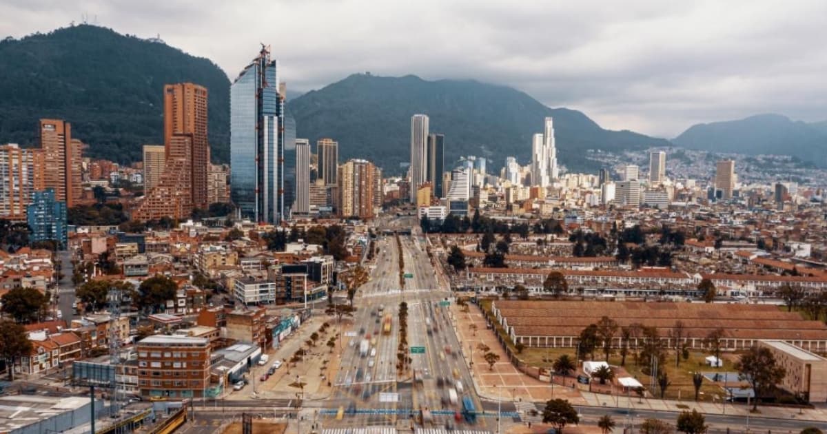 Foto panomárica de Bogotá desde al aire y de fondo los Cerros Orientales.