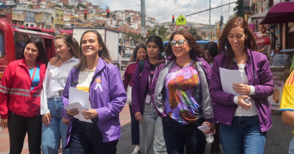Foto mujeres con chaqueta púrpura de la Secretaría de la Mujer de Bogotá.