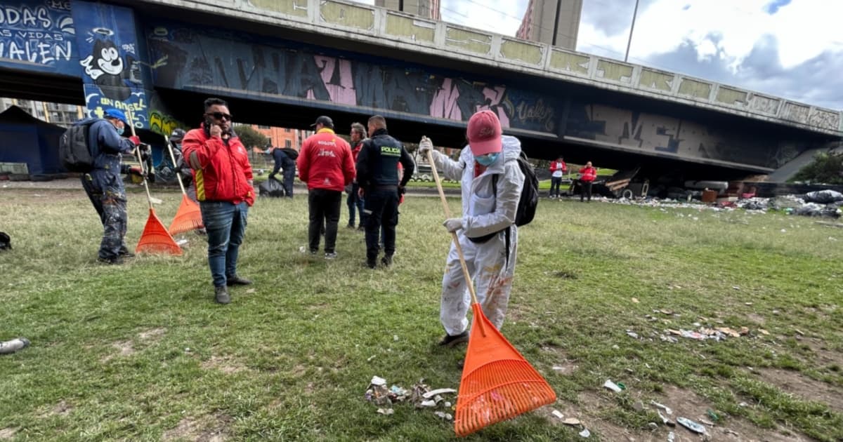 Foto del operativo de intervención bajo el puente de la autopista Sur con avenida Villavicencio.