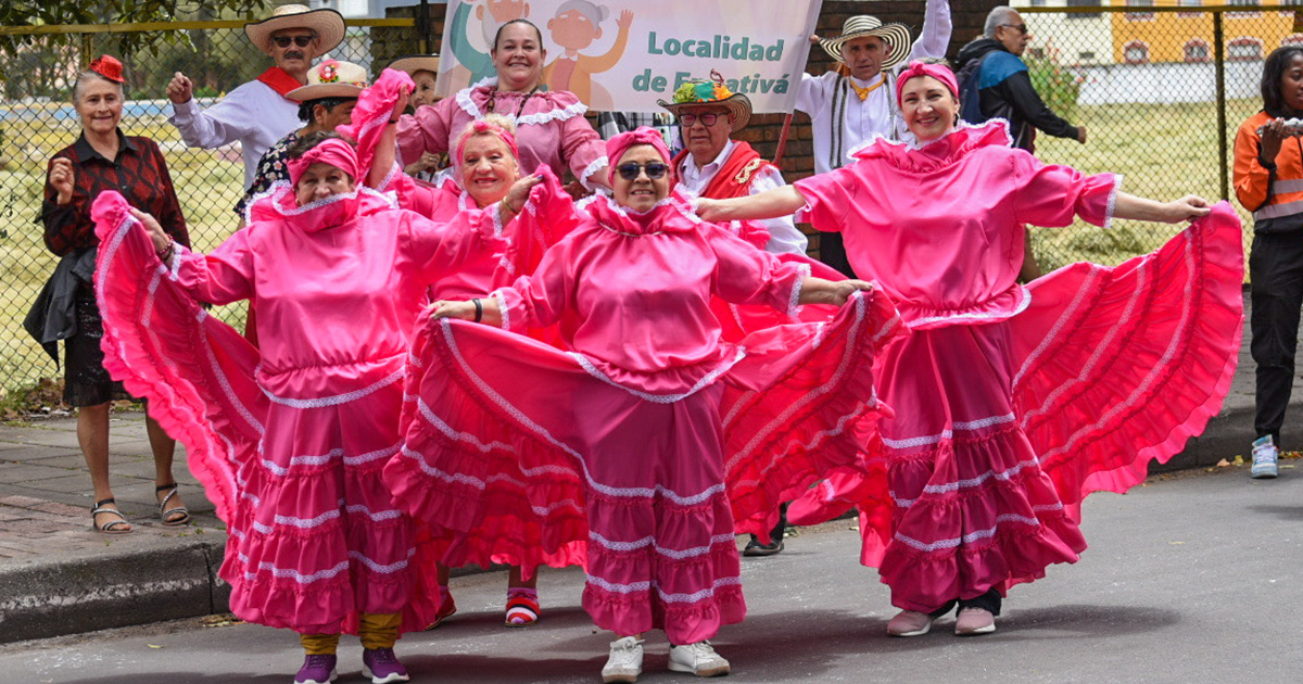 Imagen de adultas mayores bailando y con vestidos de folclor