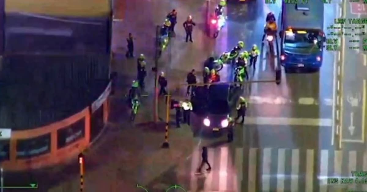 Foto de la captura de un hombre acusado del hurto de un vehículo en Bogotá.