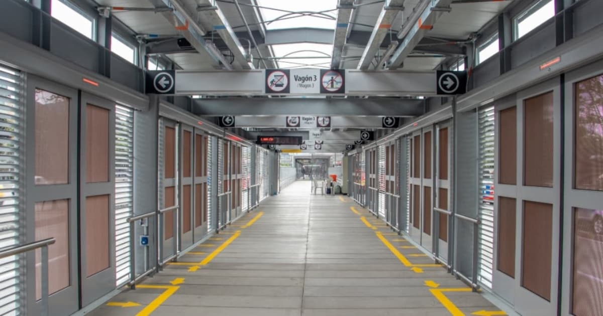Foto de uno de los vagones de la Estación Universidad Nacional de TransMilenio en Bogotá.