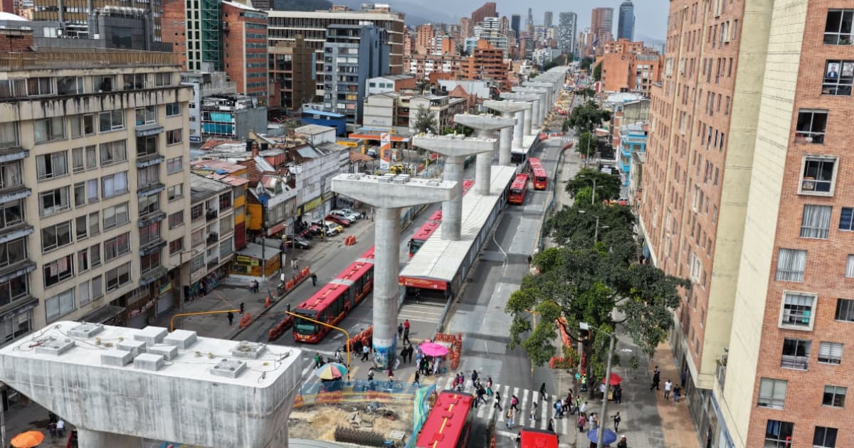 Foto aérea de la avenida Caracas en inmediaciones a la estación Marly de TransMilenio en Bogotá.