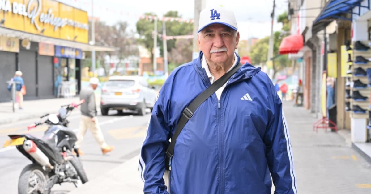 Foto de Tobías ‘Toby’ Prieto en una de las calles del barrio Restrepo en Bogotá.