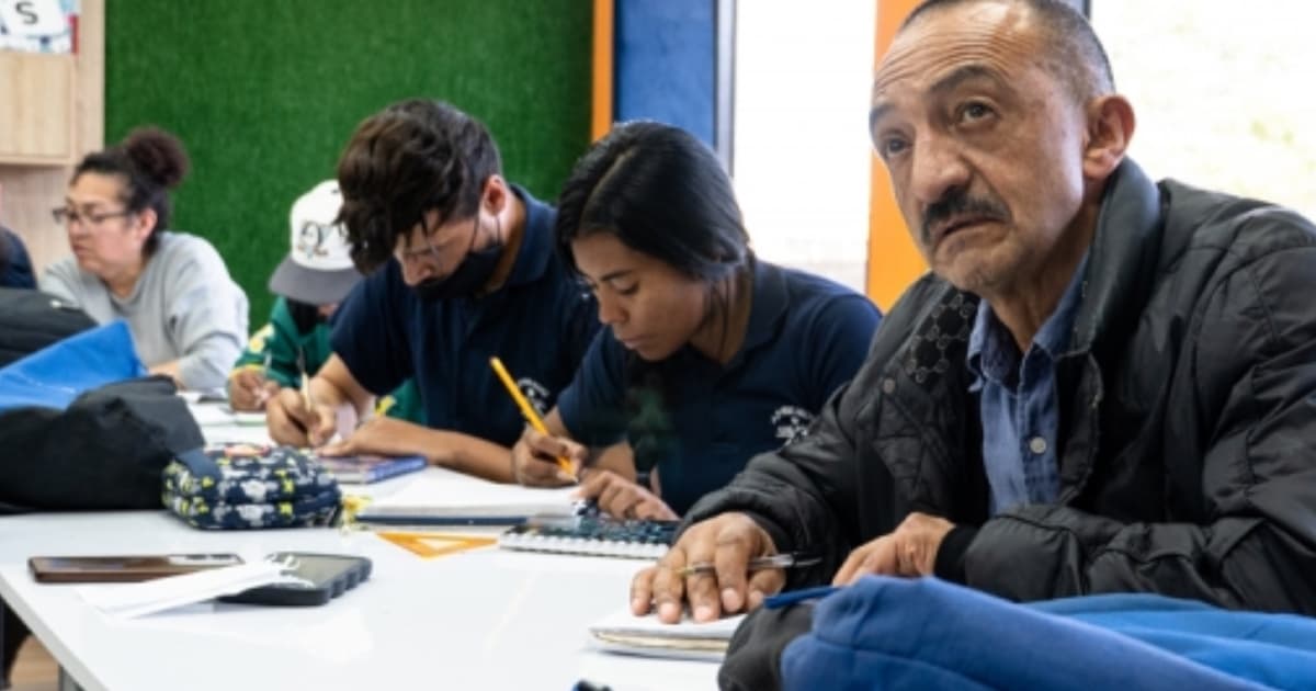 Foto de vendedores informales y comerciantes de Plazas Distritales de Mercado en procesos capacitación y formación en cursos.