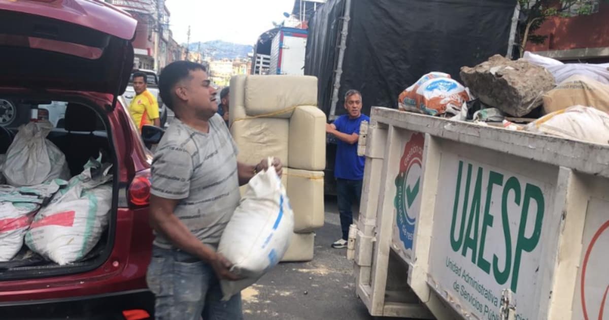 Foto de una jornada de recolección de escombros en un 'Ecopunto' en Bogotá.