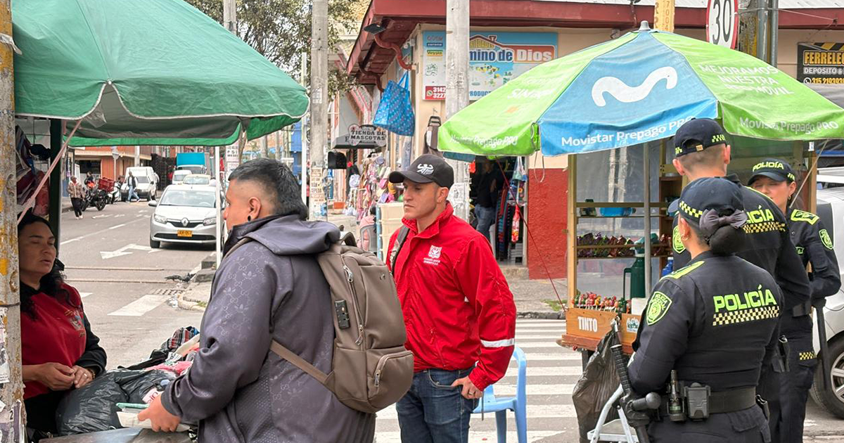 Imagen de funcionarios en la calle hablando con gente