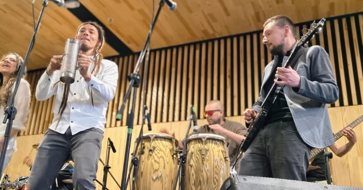 Foto de una agrupación de salsa en un escenario de Bogotá.