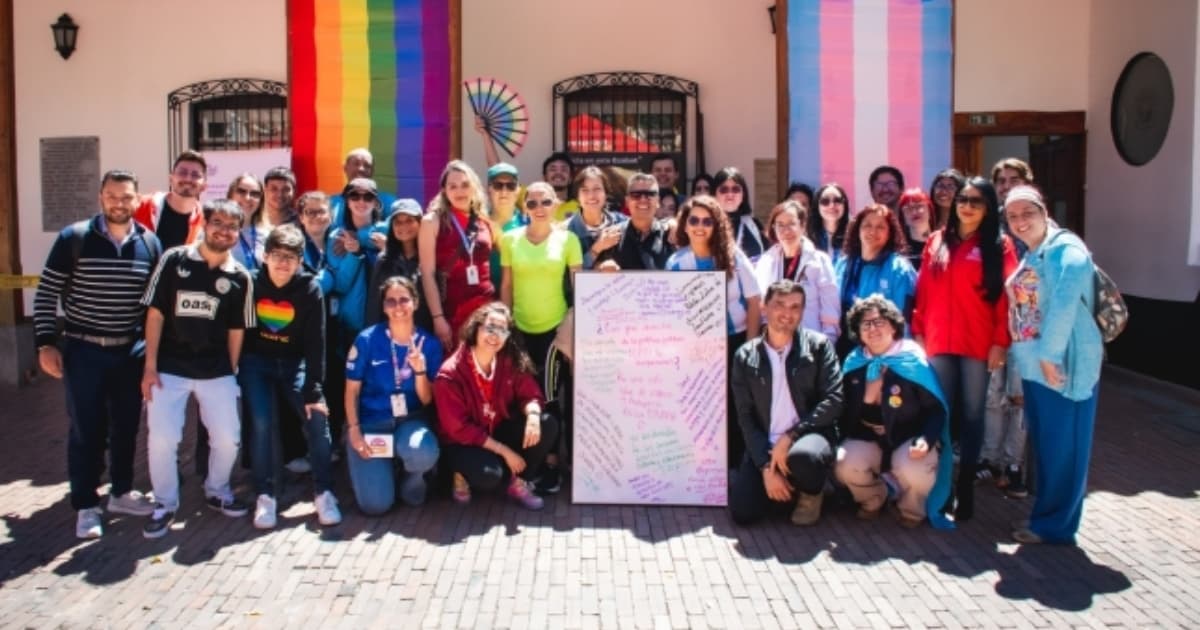Foto del acto de izada de bandera LGBTI en Usaquén, al norte de Bogotá.