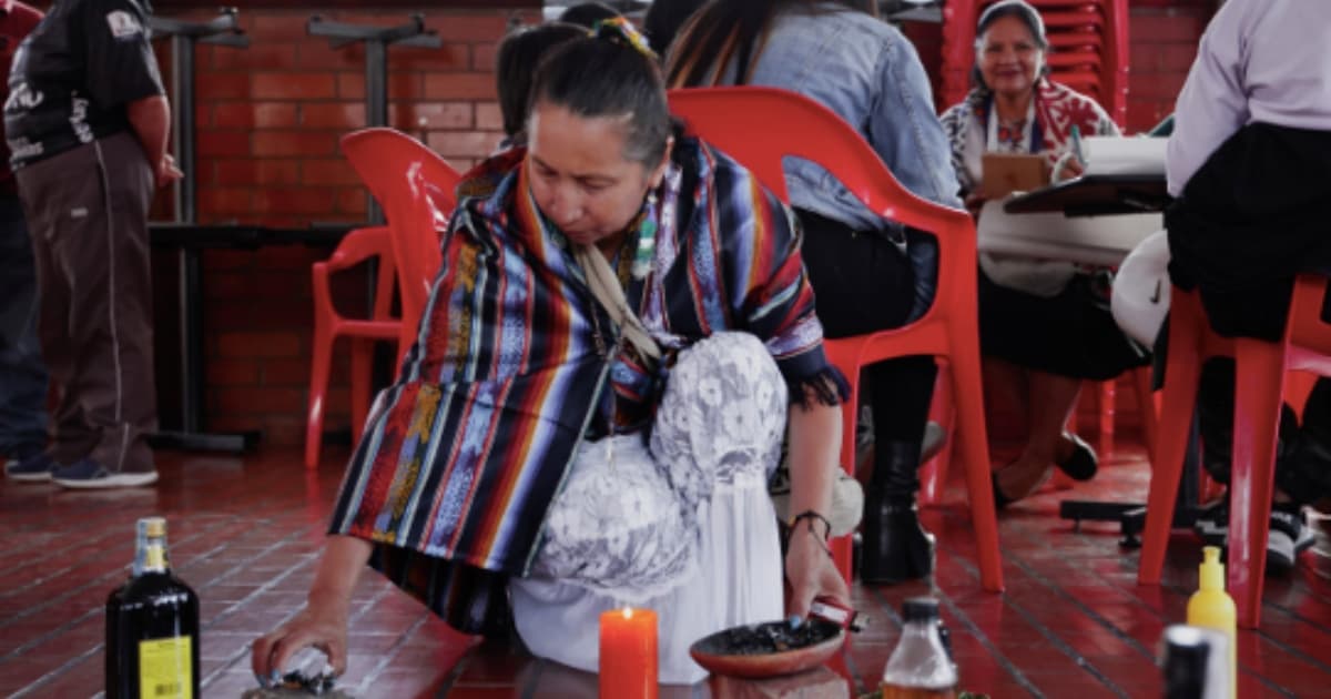 Foto de una mujer integrante de los pueblos Pastos y Kamëntsá en Bogotá.
