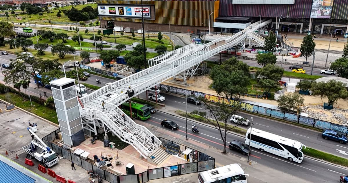 Foto de las obras puente bici-peatonal frente al centro comercial El Edén en Bogotá.