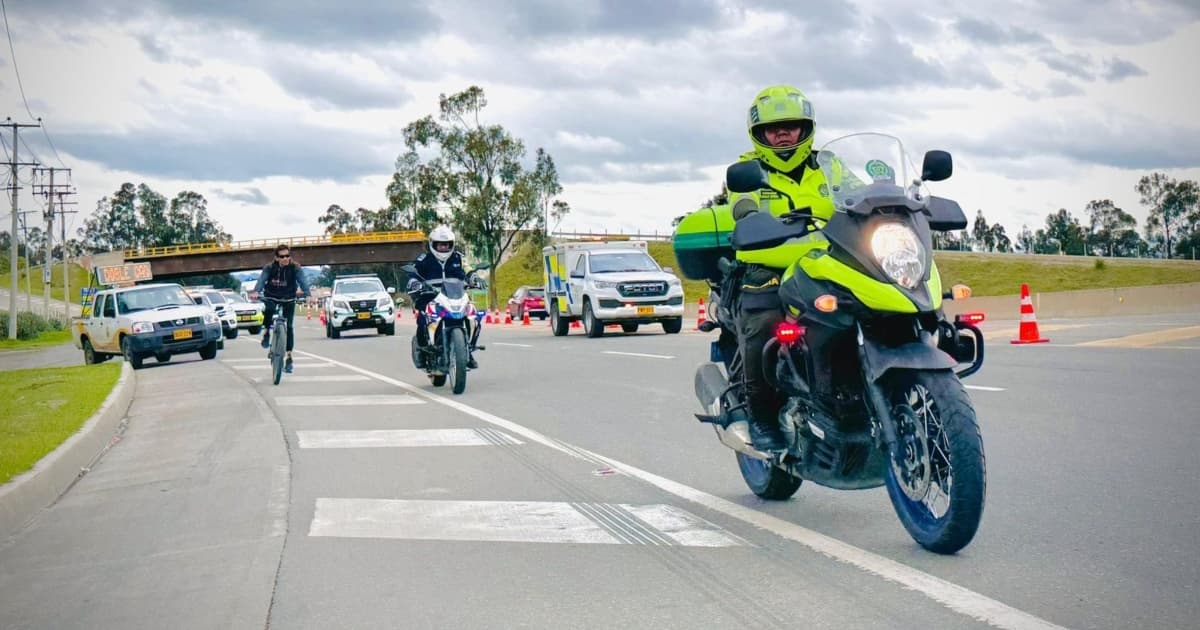 Foto de Policías de Tránsito en la autopista Sur.