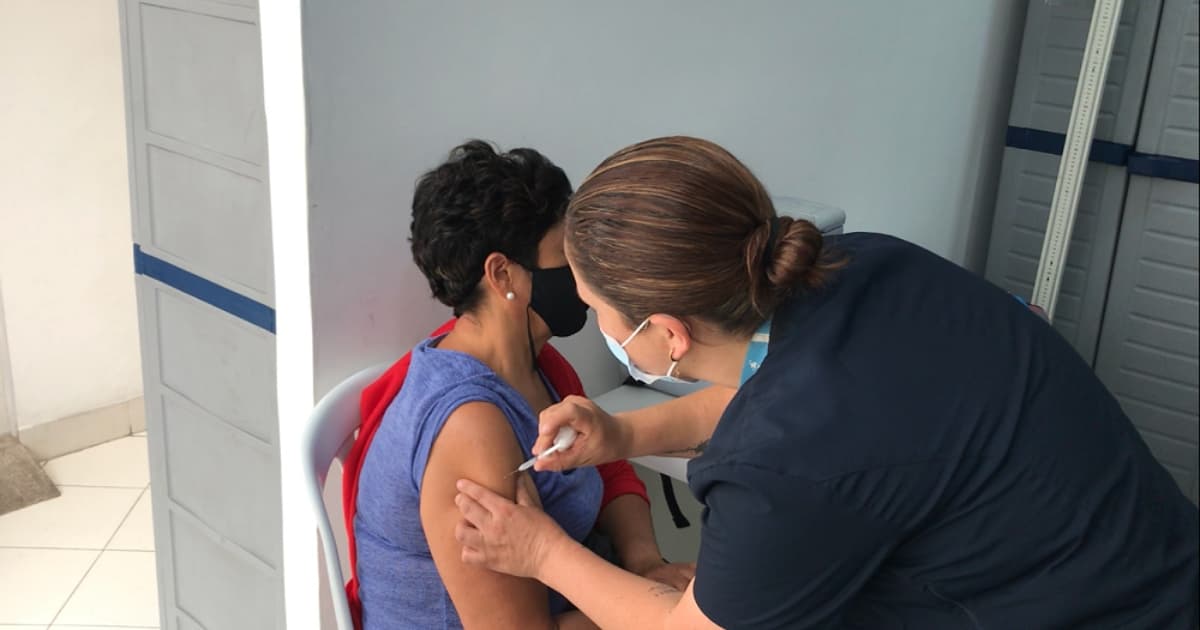 Foto de una mujer en proceso de vacunación en Bogotá.