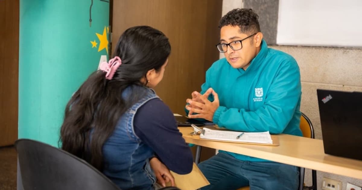Foto de un funcionario de la Secretaría del Hábitat en Bogotá asesorando a una mujer.
