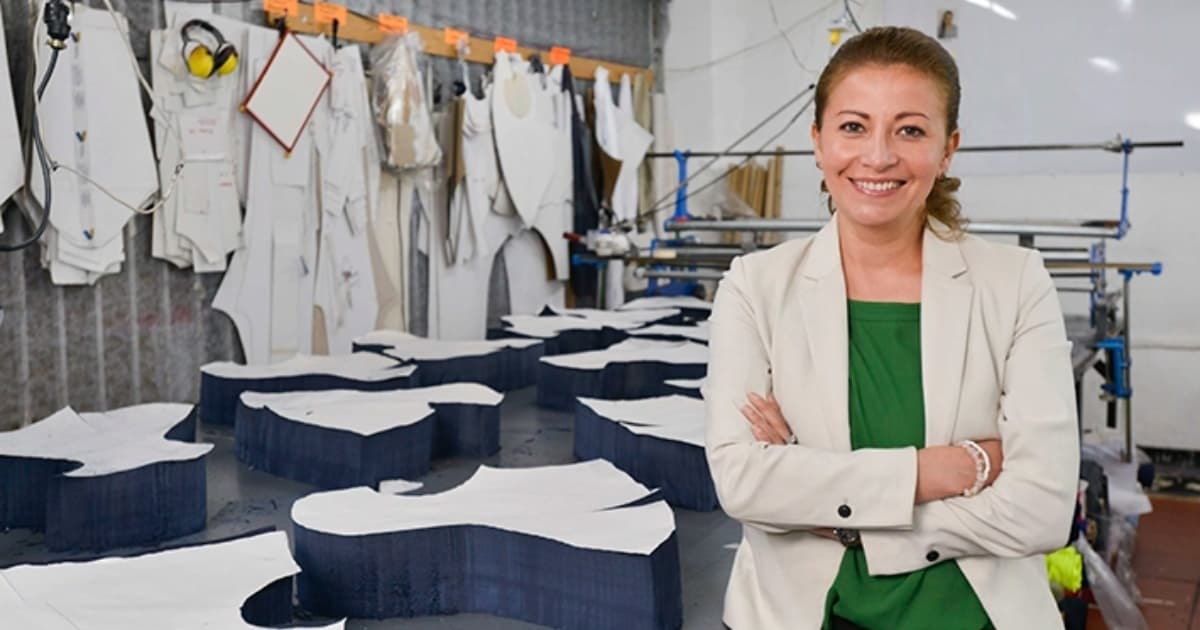 Foto de una mujer empresaria y su negocio en Bogotá.