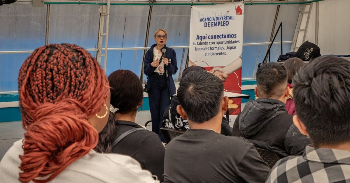 Foto de bogotanos y bogotanas accediendo a servicios de la Agencia Distrital de Empleo.