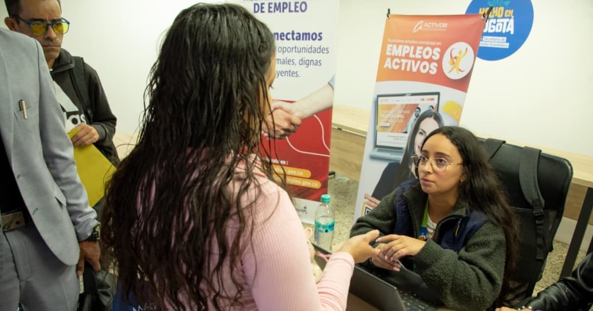 Foto de bogotanos y bogotanas accediendo a la sede de la Agencia Distrital de Empleo en Bogotá.