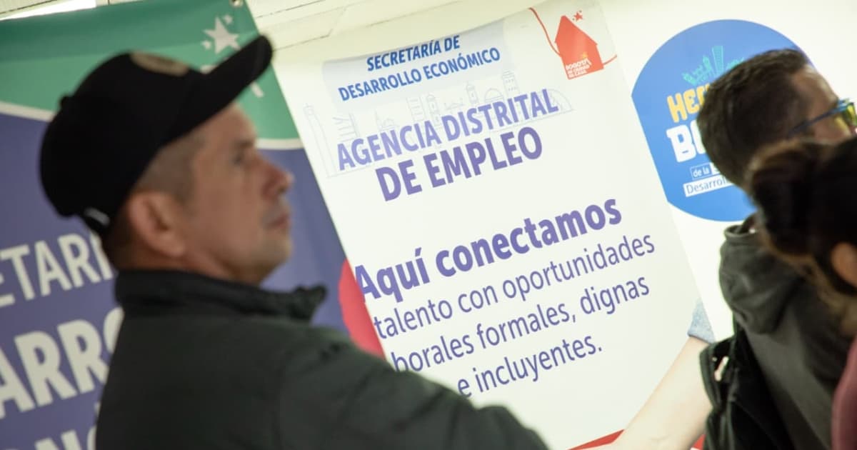 Foto de bogotanos y bogotanas accediendo a servicios de la Agencia Distrital de Empleo.