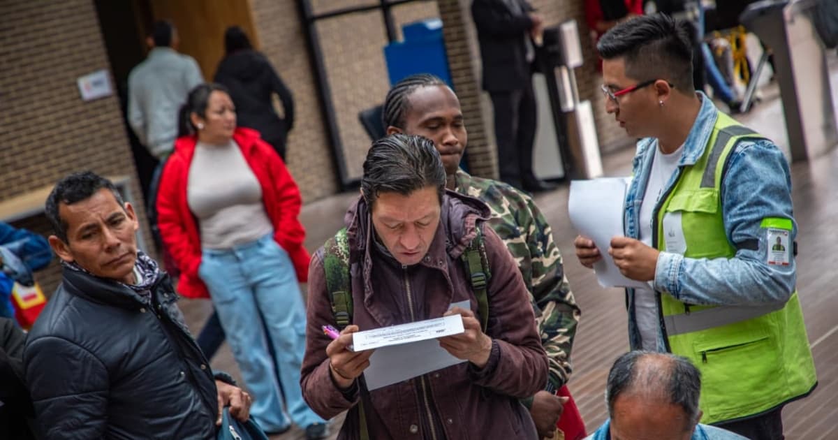 Foto de bogotanos y bogotanas accediendo a servicios de la Agencia Distrital de Empleo.