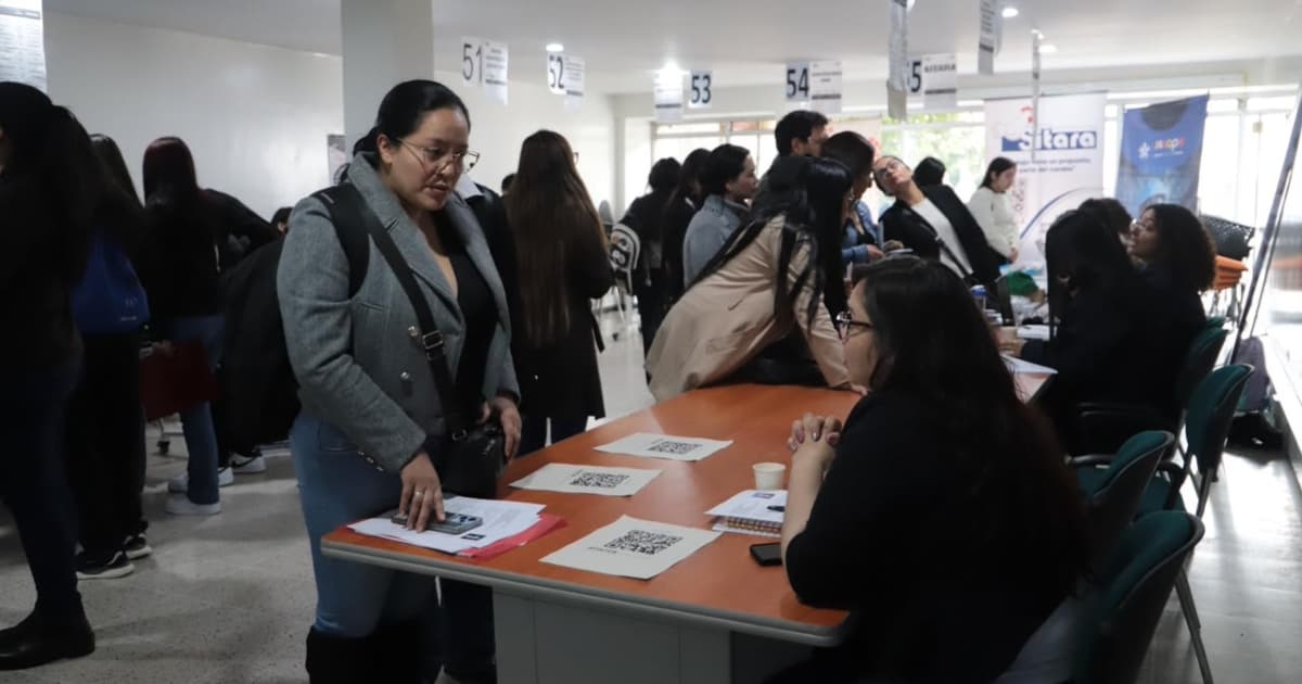 Foto de bogotanos y bogotanas asistentes a una Feria de Empleo.