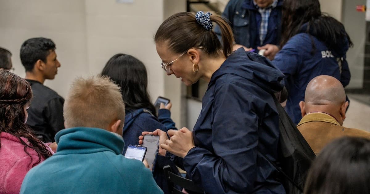 Foto de bogotanos y bogotanas accediendo a servicios de la Agencia Distrital de Empleo en Bogotá.
