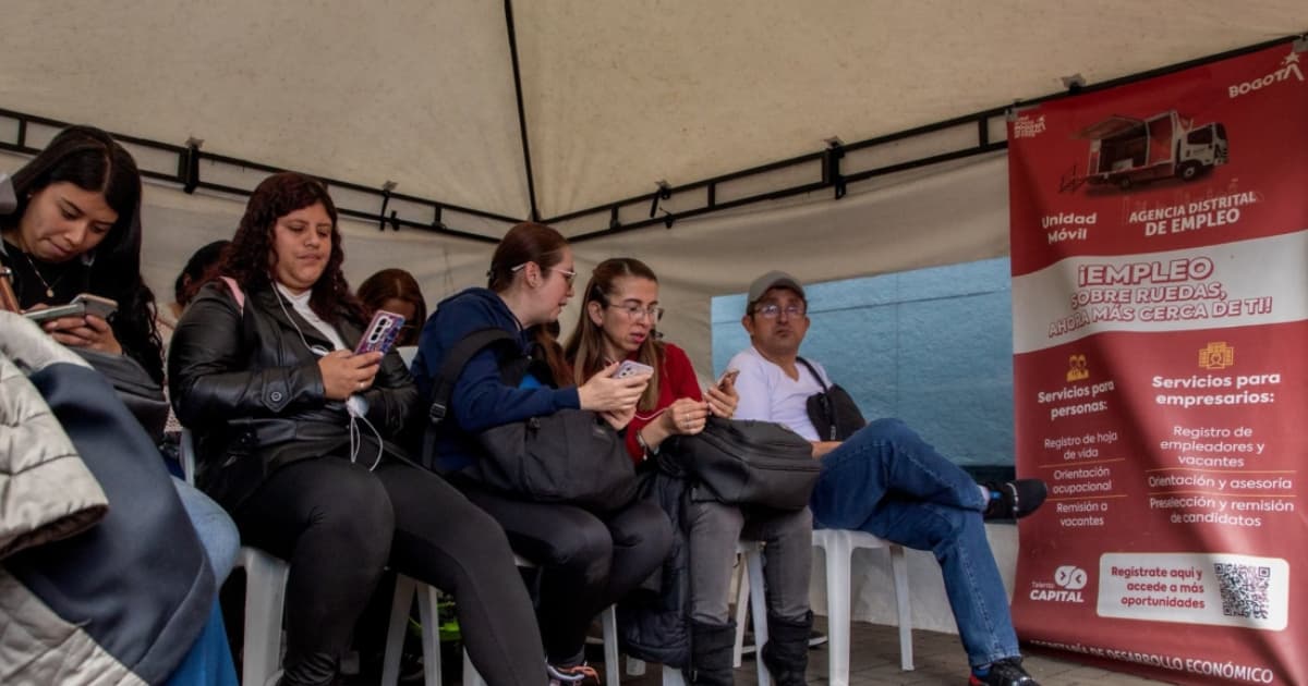 Foto de bogotanos y bogotanas accediendo a servicios de la Unidad Móvil de la Agencia Distrital de Empleo.