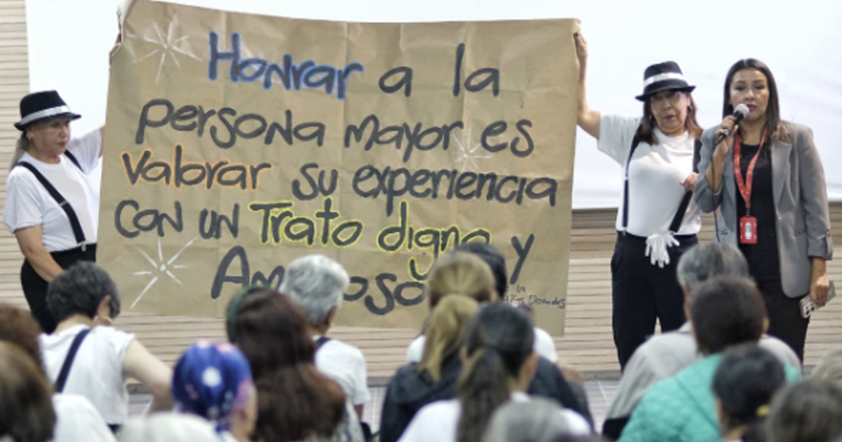 Imagen de varias personas sosteniendo un cartel 