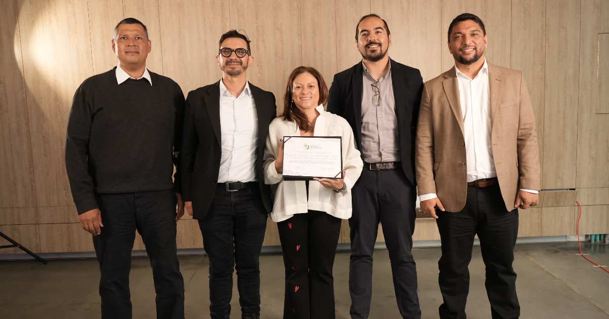 Foto que la entrega del reconocimiento a la gerente de la Empresa de Acueducto y Alcantarillado de Bogotá (EAAB), Natasha Avendaño e integrantes de su equipo.