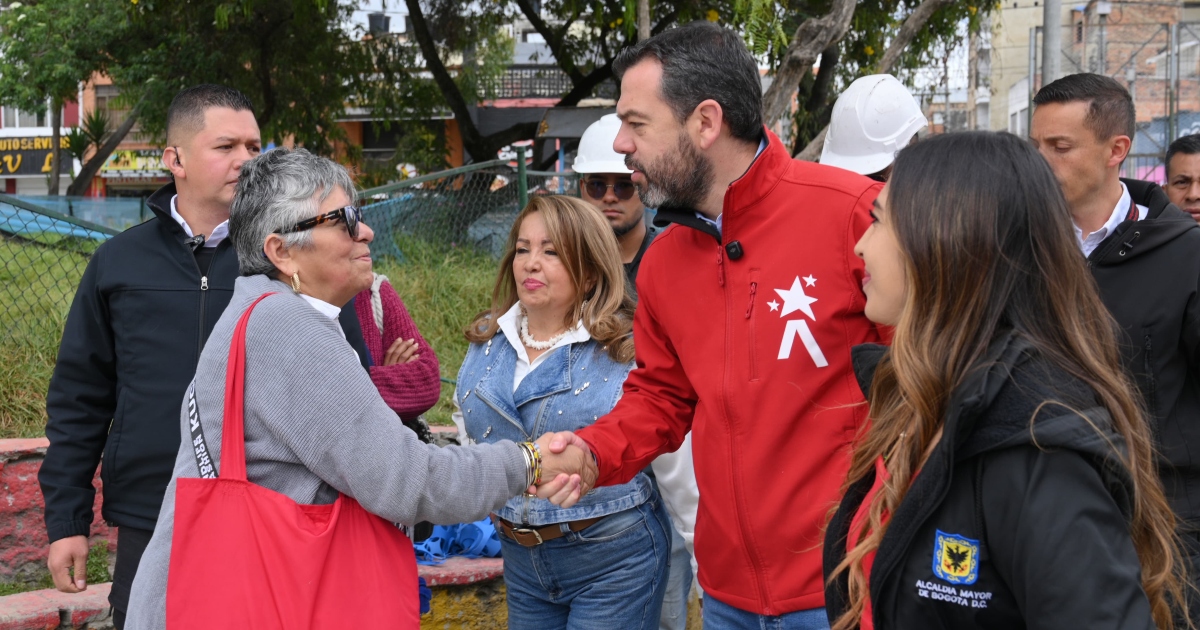 Imagen del alcalde Galán dándole la mano a una señora
