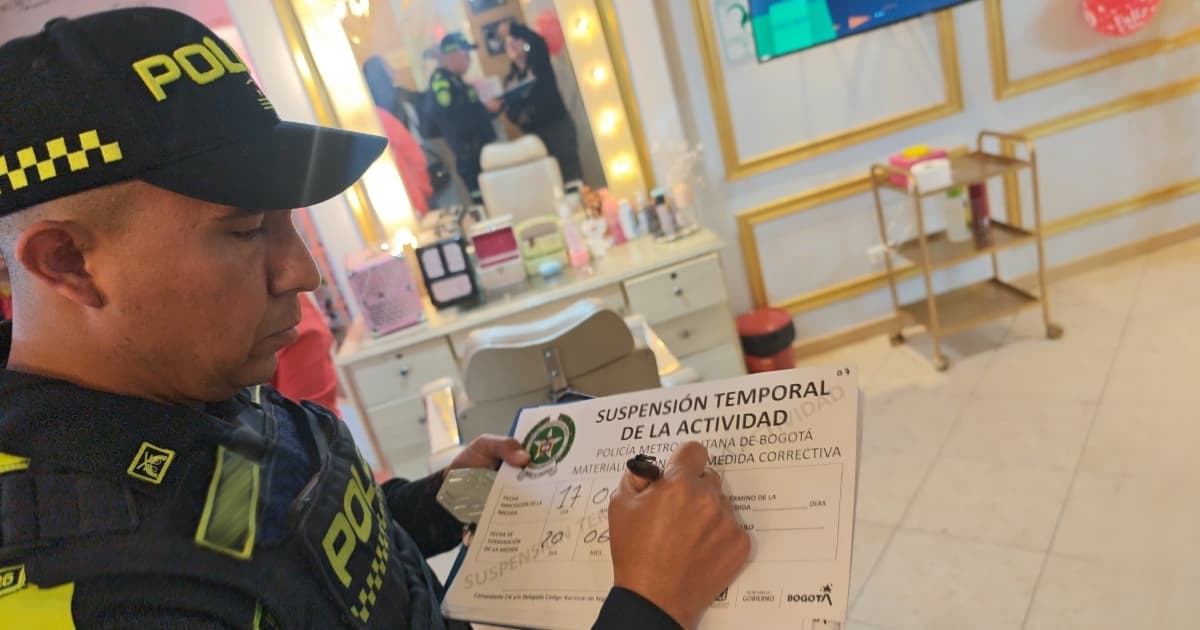 Agente policial impone suspensión temporal de actividad en establecimiento de belleza inspeccionado en la localidad de Puente Aranda, Bogotá