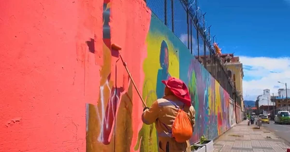 Hombre pintando una pared del secto.