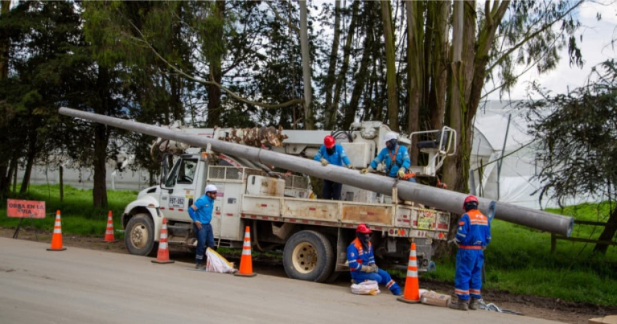 Imagen de varios técnicos de ENEL realizando mantenimiento en una vía