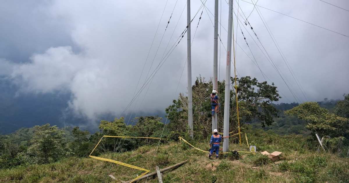 Foto que muestra personas con el uniforme de Enel Colombia realizando labores de mantenimiento