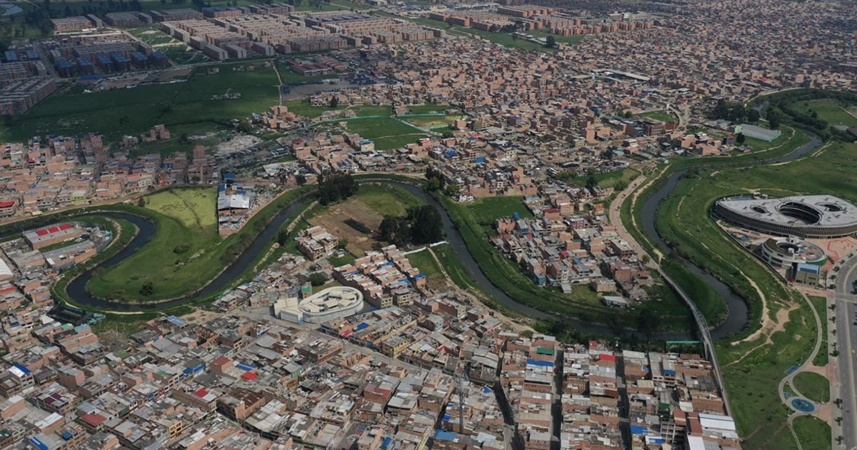 Foto que muestra edificios y calles con vista panorámica de Bogotá 