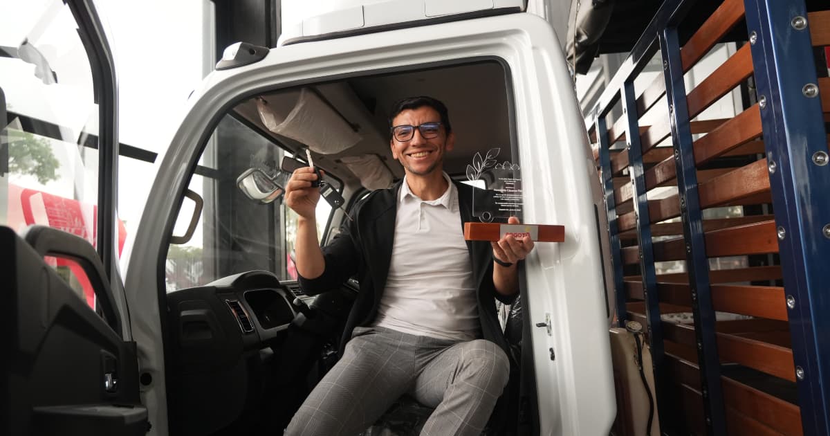 Fernando Cáceres dentro de camión de carga recibe llaves tras renovación vehicular del programa Foncarga en Bogotá.