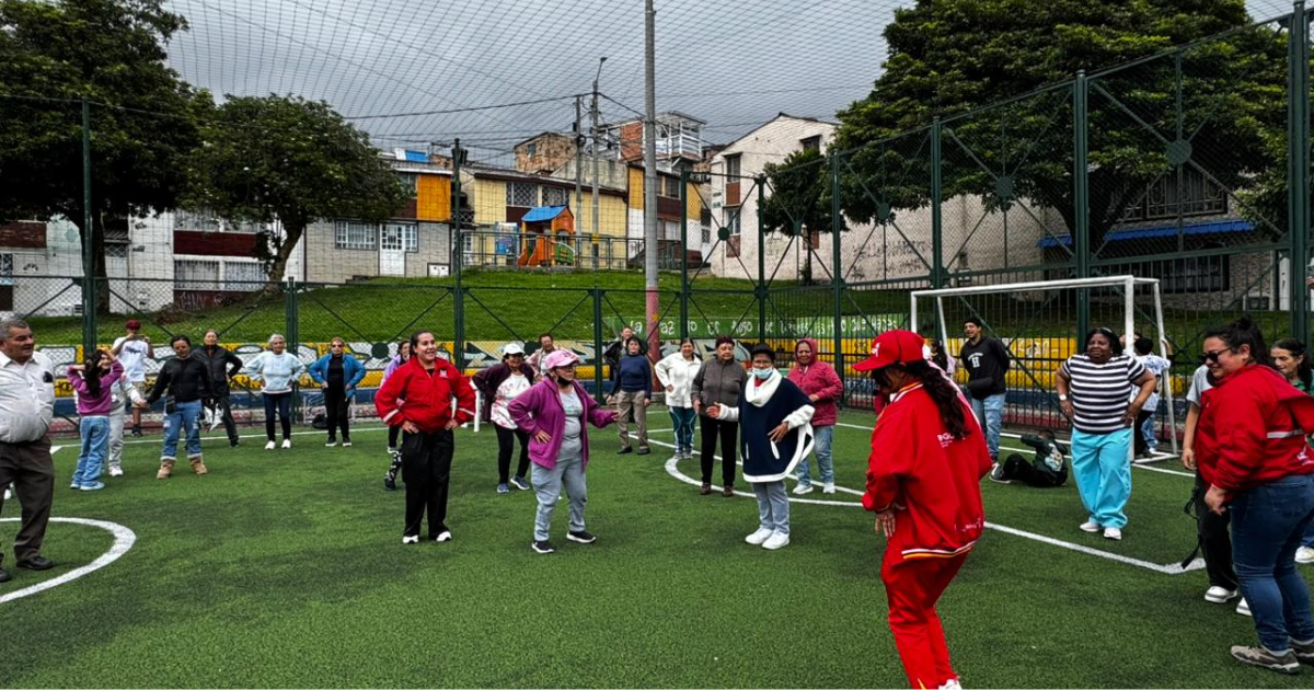 Foto de adultos mayores haceindo actividades