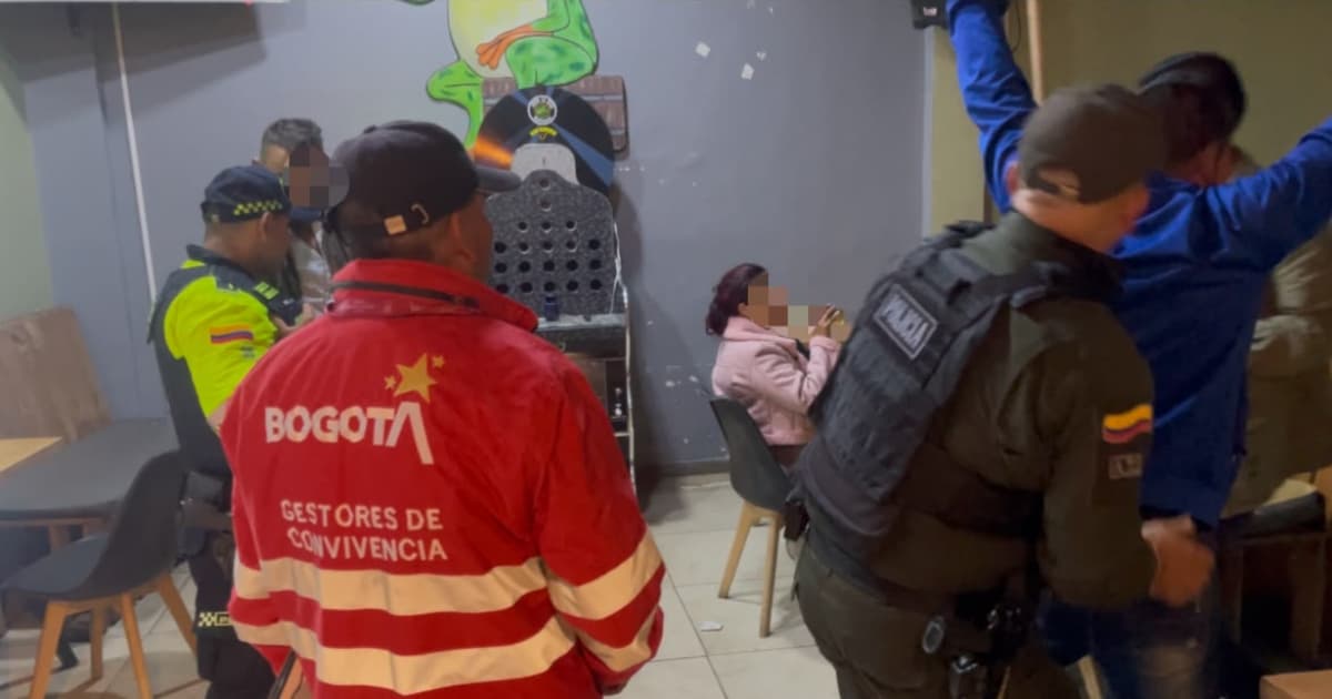 Gestor de Convivencia y uniformado de la Policía durante operativo.