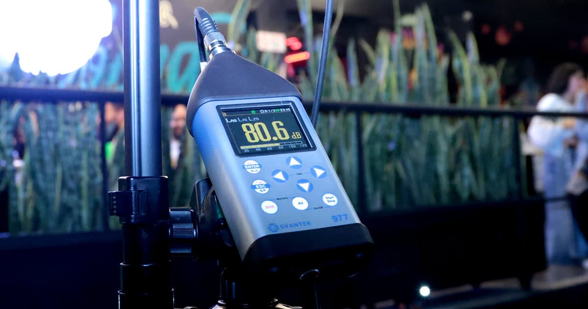 Sonómetro digital midiendo 80.6 decibeles en bar nocturno de Bogotá