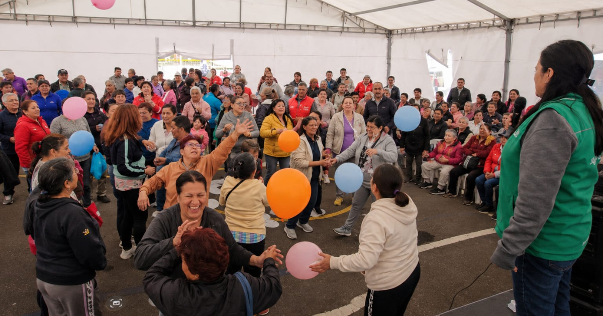 Foto de un grupo de ciudadanos haciendo actividades 