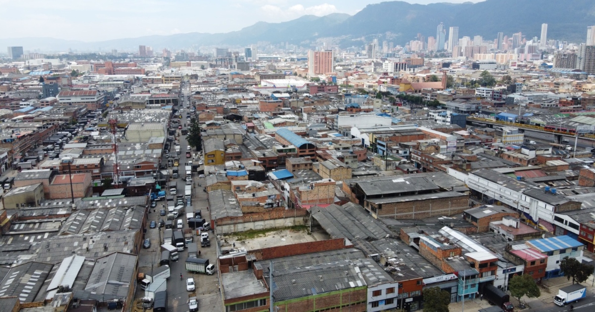Foto pánoramica de Bogotá que muestra edificios y calles 