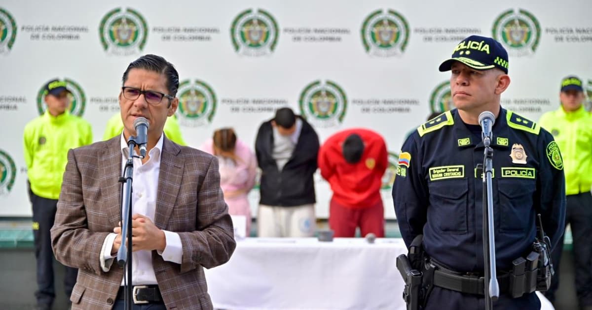 Secretario de Seguridad, César Restrepo, y comandante de la Policía de Bogotá, Giovanni Cristancho, durante rueda de prensa.